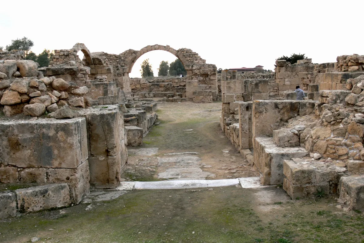 Saranta Kolones
